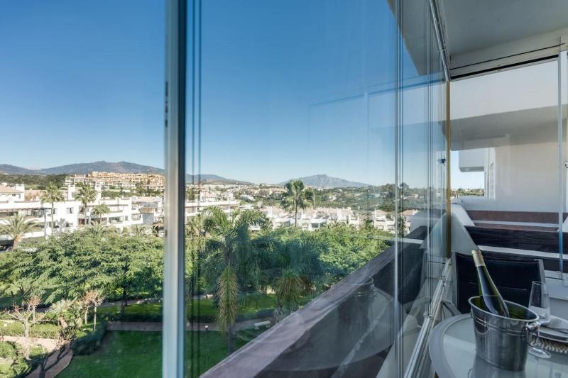 Ultimate Rentals - 2BR Apt 5 min Van Het Strand - Selwo Hills 2 - image 24