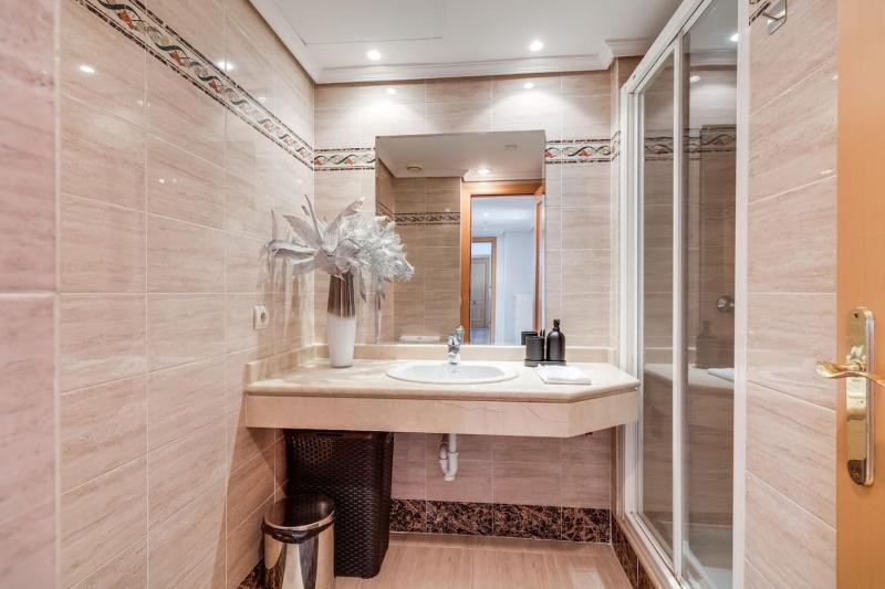 Ultimate Rentals - 2BR Apt 5 min Van Het Strand - Selwo Hills 2 - image 2