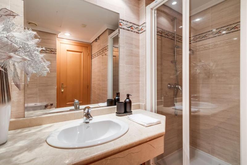 Ultimate Rentals - 2BR Apt 5 min Van Het Strand - Selwo Hills 2 - image 15