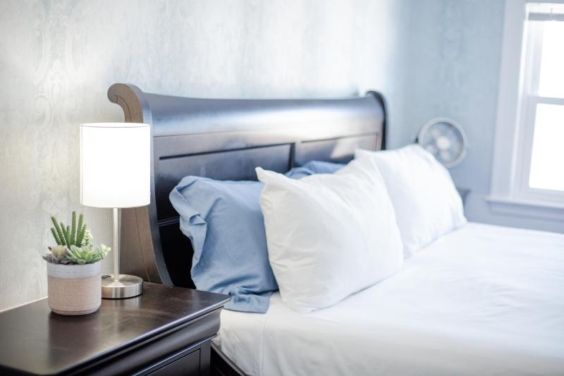 Standard King Room image 3