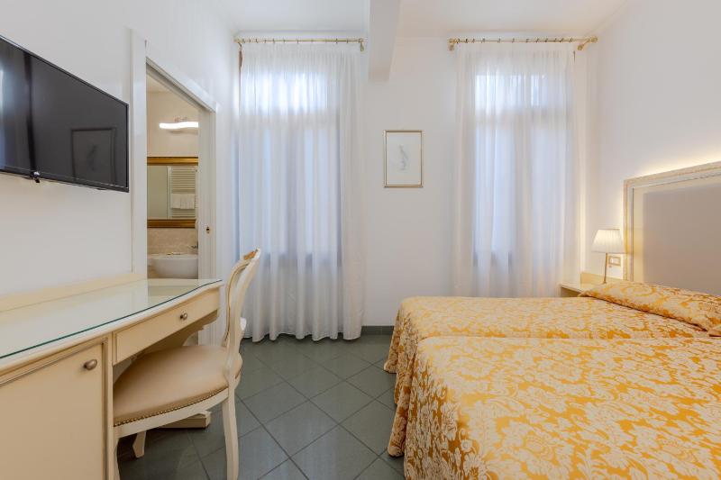 Economy Twin Room image 1