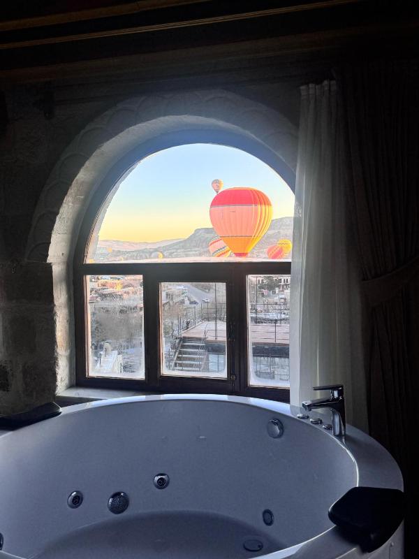 111 KING SUITE image 1