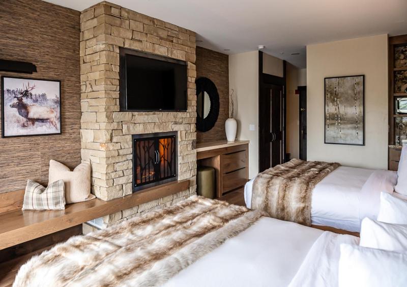 Queen Room with Two Queen Beds with Lake View image 3