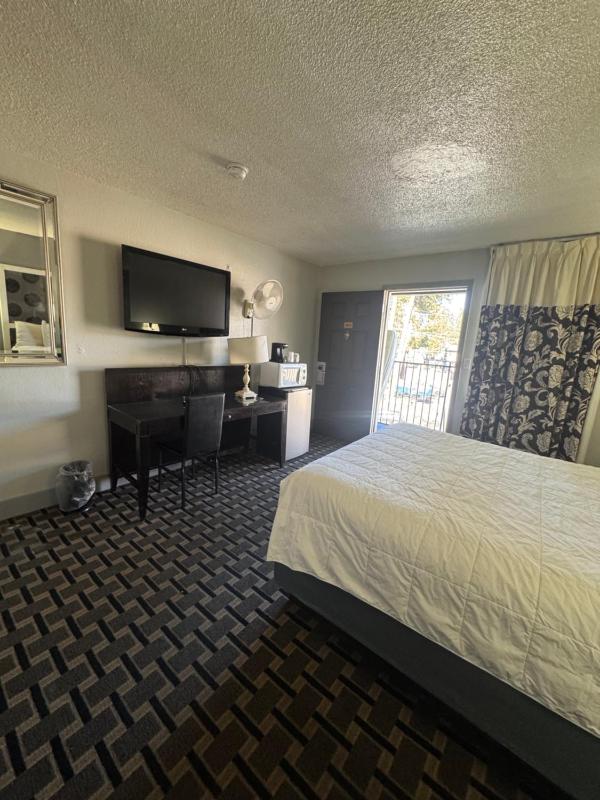 Standard Queen Room image 1