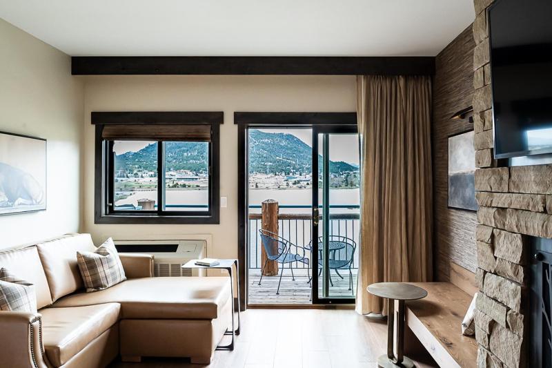 King Room with Lake View image 4