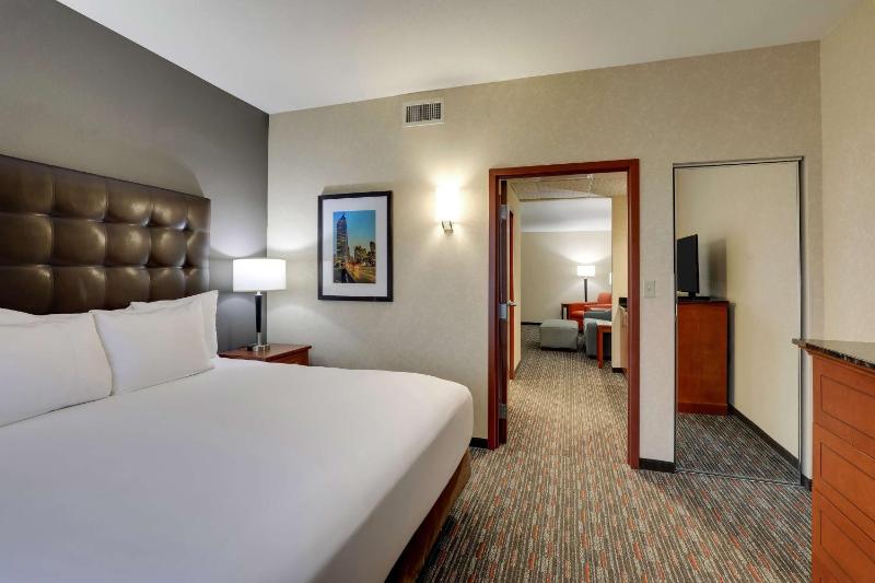 Deluxe King Suite – Hearing Accessible image 3