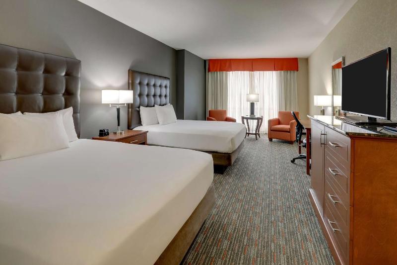 Deluxe Queen Room with Two Queen Beds image 3