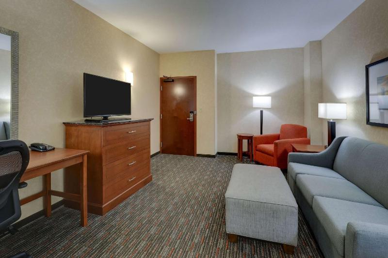 Queen Suite with Two Queen Beds image 3