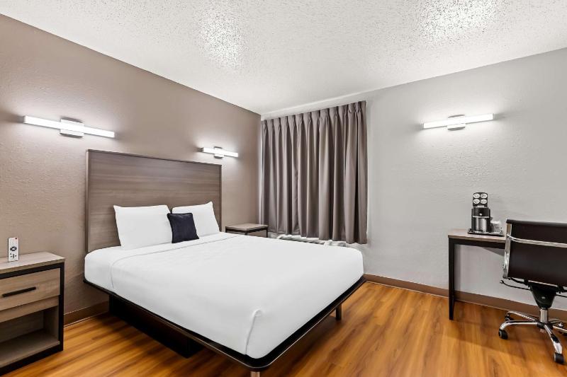 1 Queen Bed  with Jetted Tub image 4