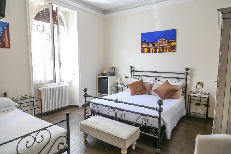 Deluxe Double Room with Extra Bed image 1