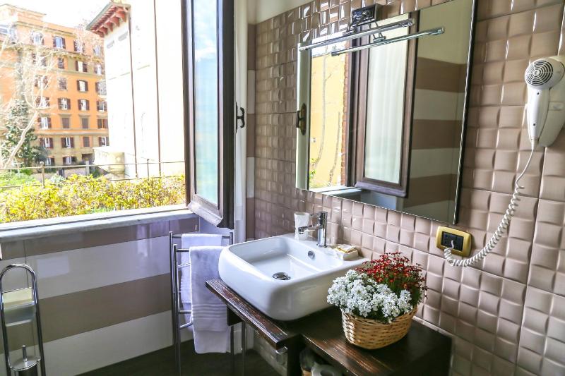 Deluxe Double Room with Extra Bed image 3