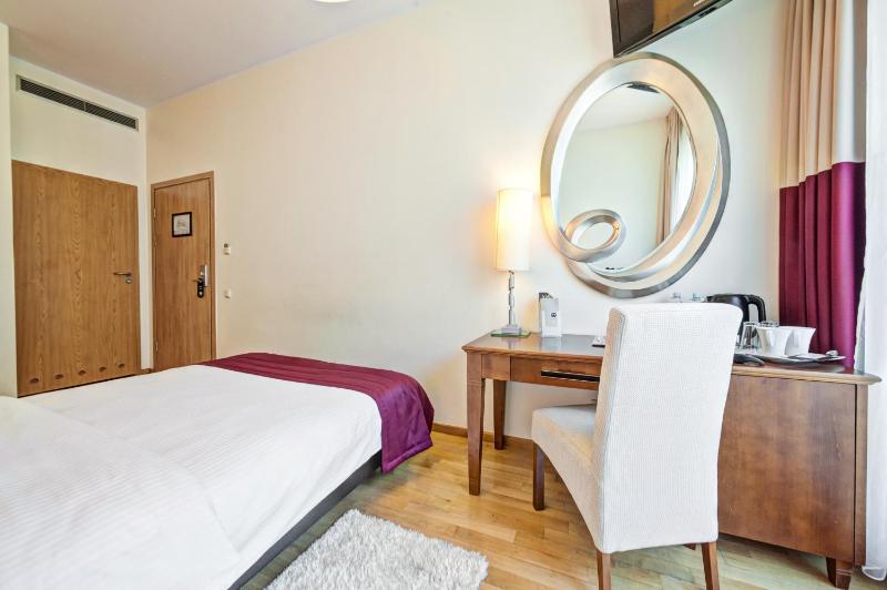 Standard Double Room image 3