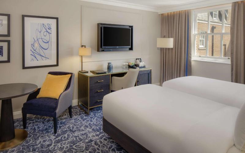 Twin Room image 3