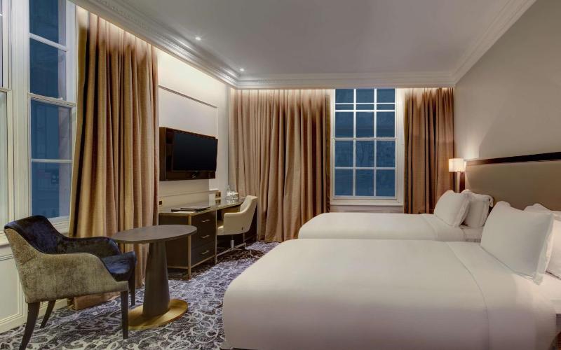 Twin Room image 4