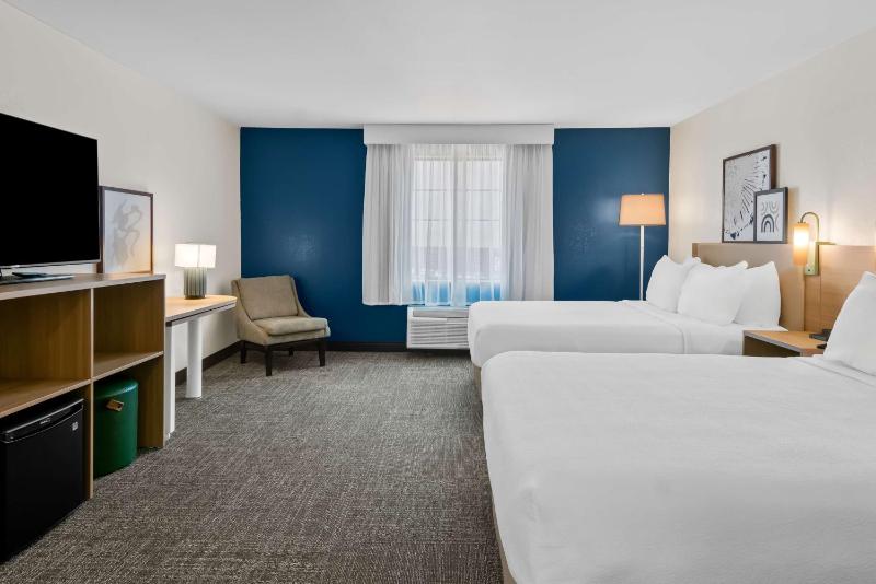 Queen Room with Two Queen Beds image 3