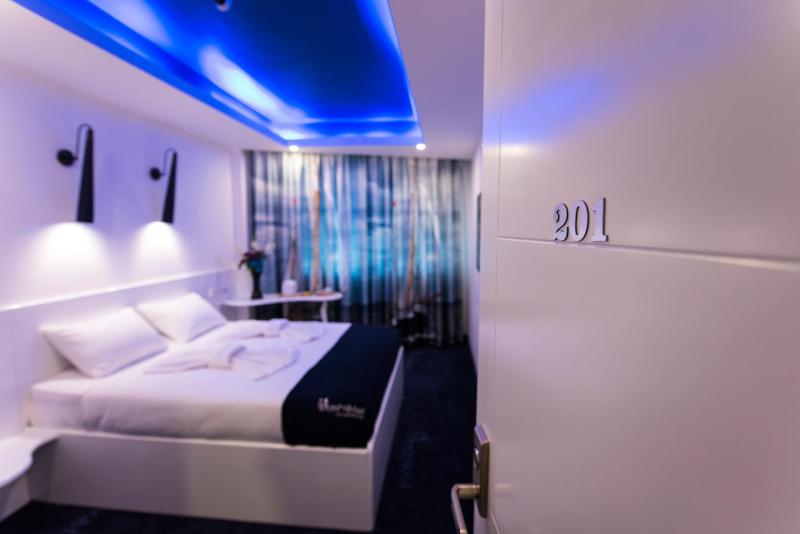 Deluxe Double Room image 3