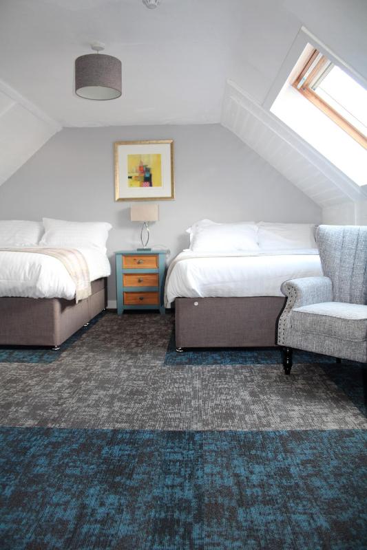 Classic Quadruple Room image 3