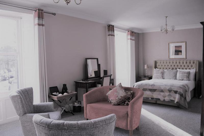 Deluxe King Room image 2