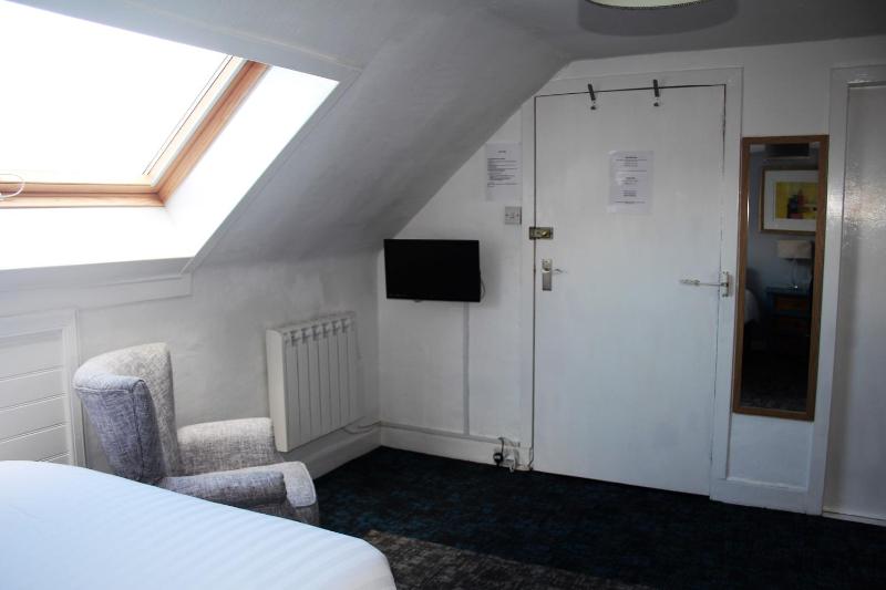Classic Quadruple Room image 4