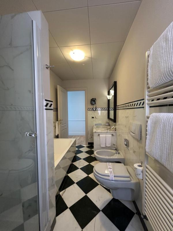 Junior Suite with Balcony image 2