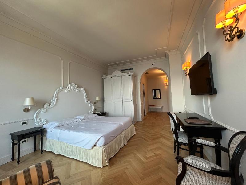 Junior Suite with Balcony image 4