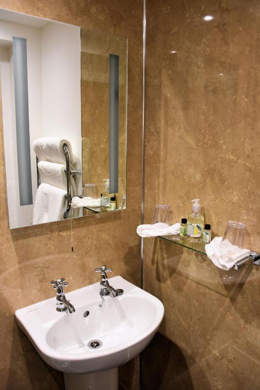 Double Room with Loch View image 1