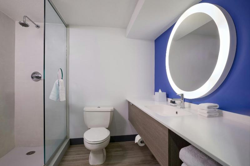 Splash King, Guest room, 1 King, Pool view image 3