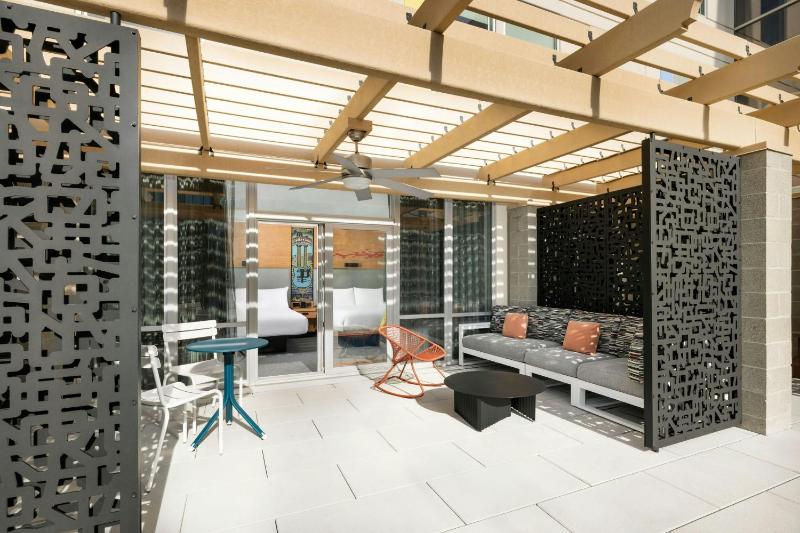 Queen Room with Two Queen Beds with Mountain view, Pool access, Poolside image 4