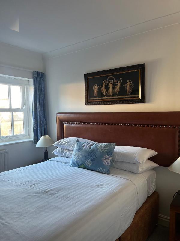 Classic Double Room image 3