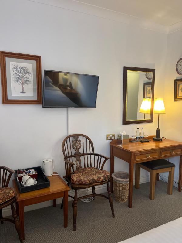 Classic Twin Room image 3