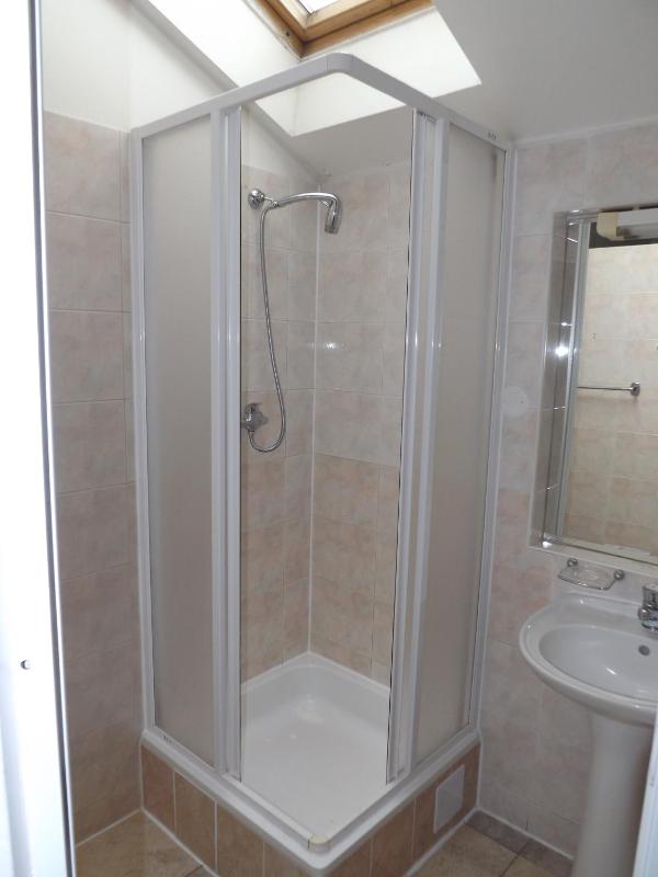 Quadruple Room with Shared Bathroom image 3