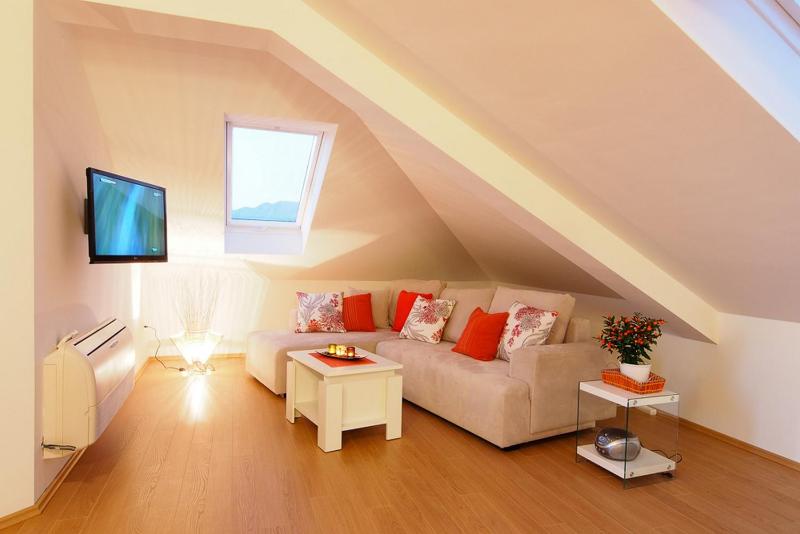 One-Bedroom Apartment with Balcony and Sea View image 2