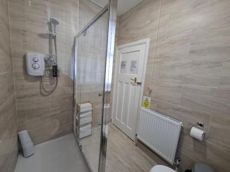 Triple Room with Shared Bathroom image 3