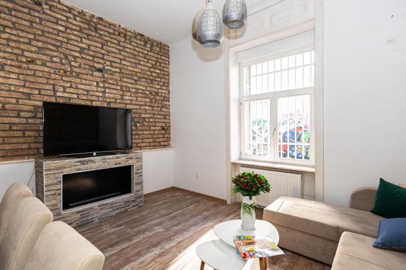 Spacious & Minimalistic Apartment in Downtown - image 7