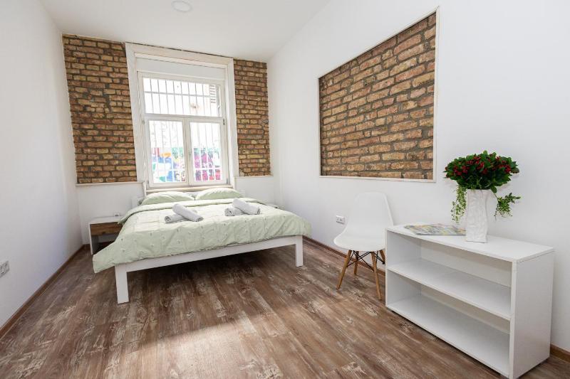 Spacious & Minimalistic Apartment in Downtown - image 6