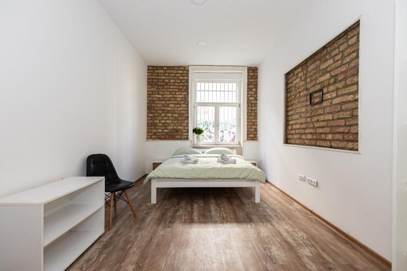 Spacious & Minimalistic Apartment in Downtown - image 14