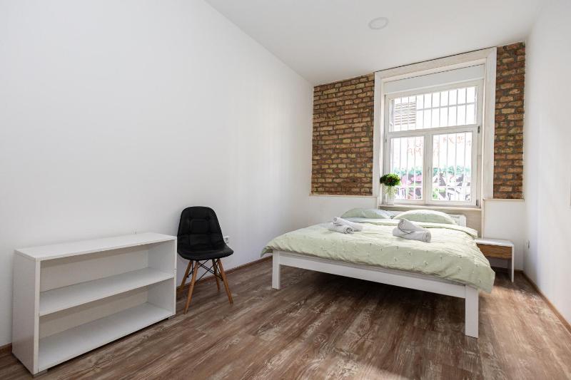 Spacious & Minimalistic Apartment in Downtown - image 11