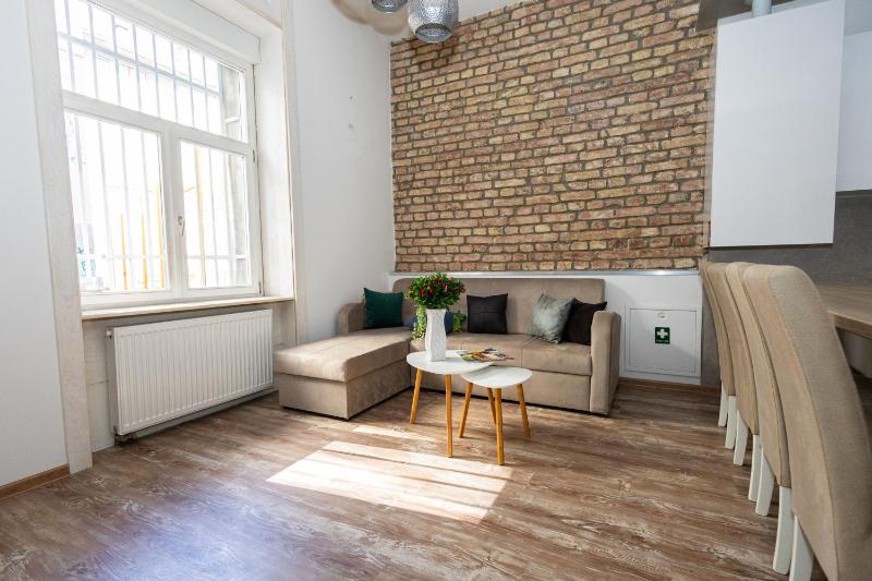 Spacious & Minimalistic Apartment in Downtown - image 1