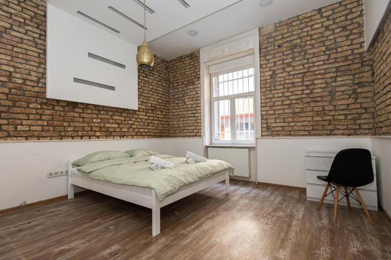 Spacious & Minimalistic Apartment in Downtown - image 9