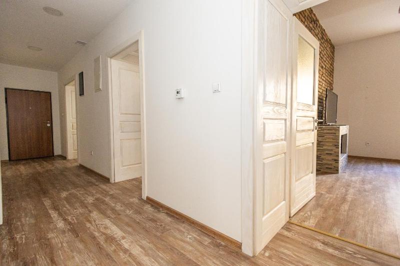 Spacious & Minimalistic Apartment in Downtown - image 8