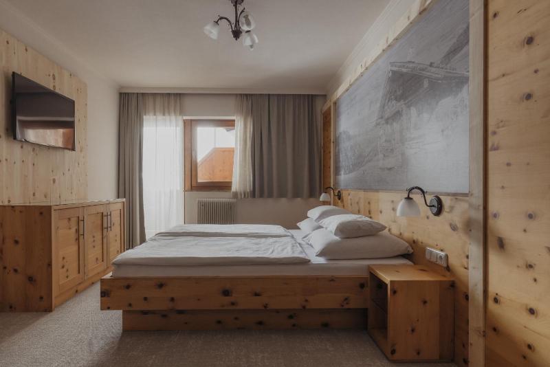 Standard Double Room image 3