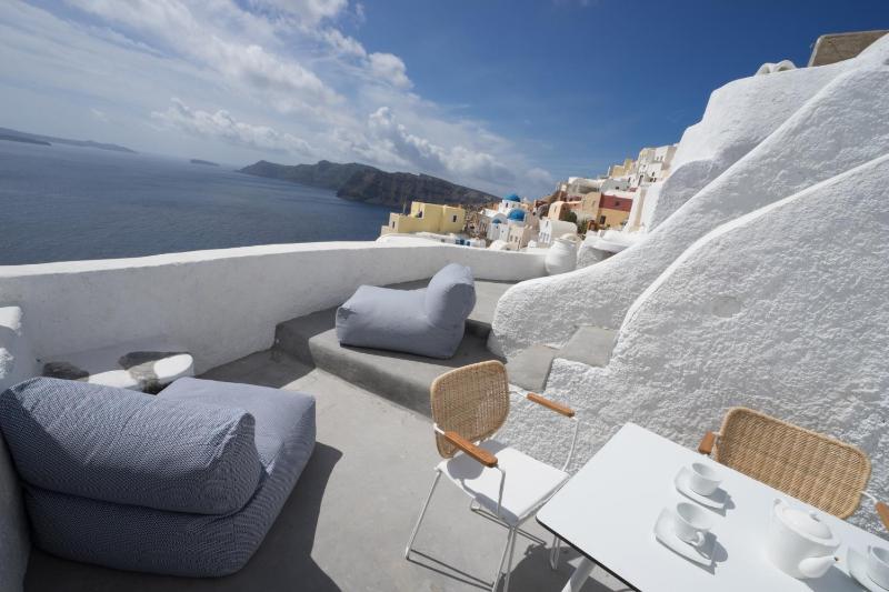 Sky Suite with Indoor Heated Jacuzzi and Caldera View image 2