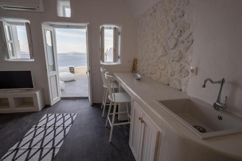 Artemis Suite with Outdoor Heated Jacuzzi and Caldera View image 4