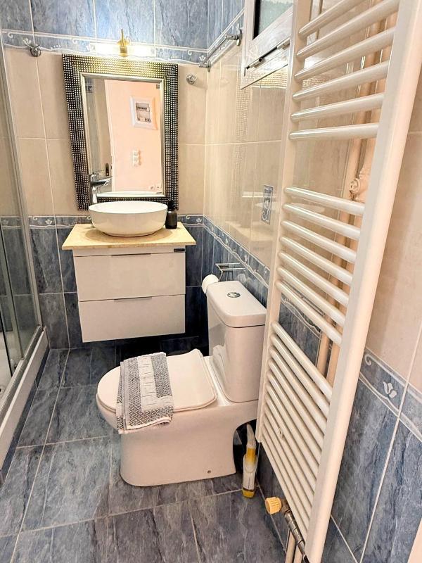 Little Central Apartment-1min walk from everywhere - image 11