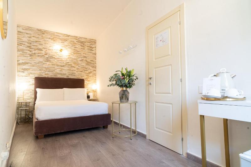 Economy Double Room image 4