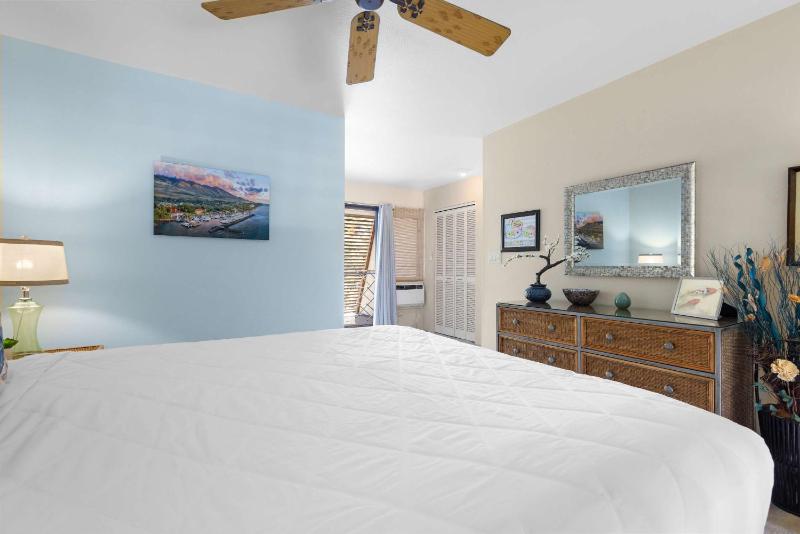 MKB215 Oceanview Poolside Spacious 2-Bed Suite - image 15