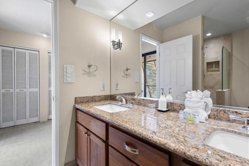 MKB215 Oceanview Poolside Spacious 2-Bed Suite - image 16