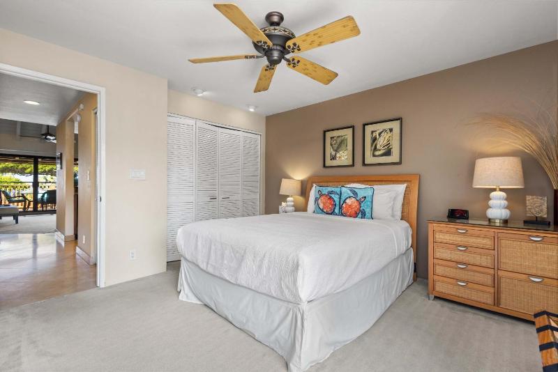 MKB215 Oceanview Poolside Spacious 2-Bed Suite - image 29