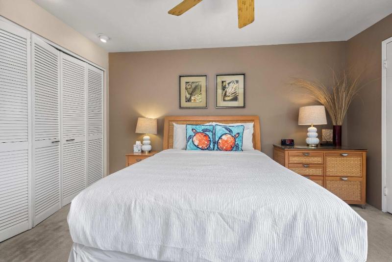 MKB215 Oceanview Poolside Spacious 2-Bed Suite - image 7