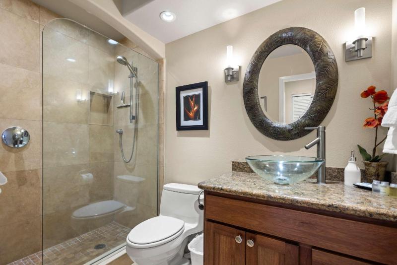 MKB215 Oceanview Poolside Spacious 2-Bed Suite - image 18